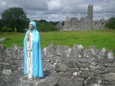 Mutter Marias blauer Mantel des Schutzes und der allumfassenden Liebe